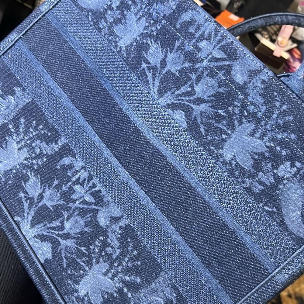 Christian Dior Large Book Tote in Denim Blue Toile de Jouy COA/dustbag - Picture 14 of 15